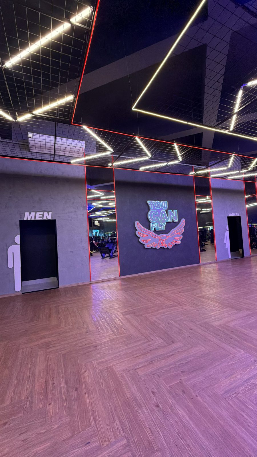 Interior da Skyfit Vicente de Carvalho — área de musculação